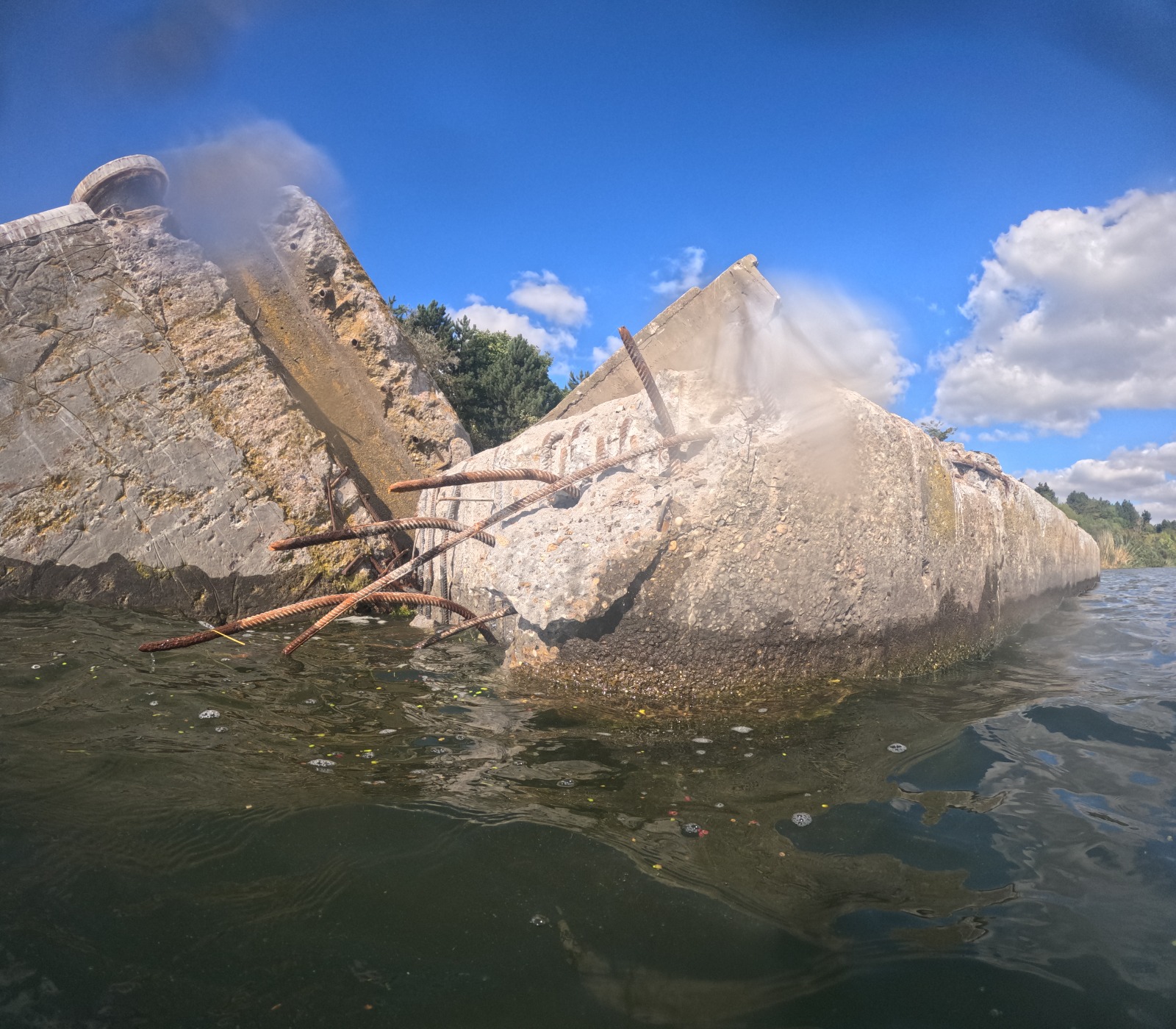 'Accident maritim pe Canalul Dunăre Marea Neagră - Un convoi s-a ciocnit de apuntamentele de pe Canalul Dunăre Marea Neagră' de Paul Ionescu